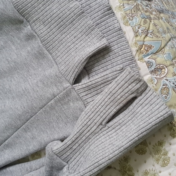 GUC alo funnel neck sweatshirt, size L - Picture 5 of 9